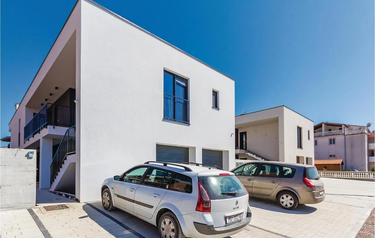 Awesome Apartment In Medulin With Kitchen 0*,